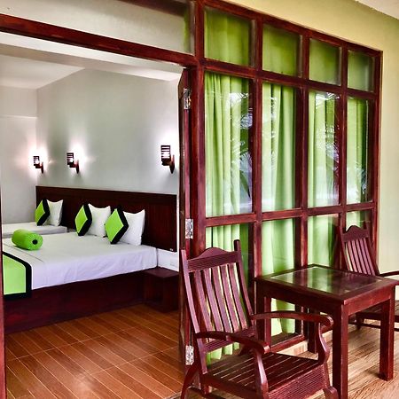 Serenade Beach Hotel Хиккадува Номер фото