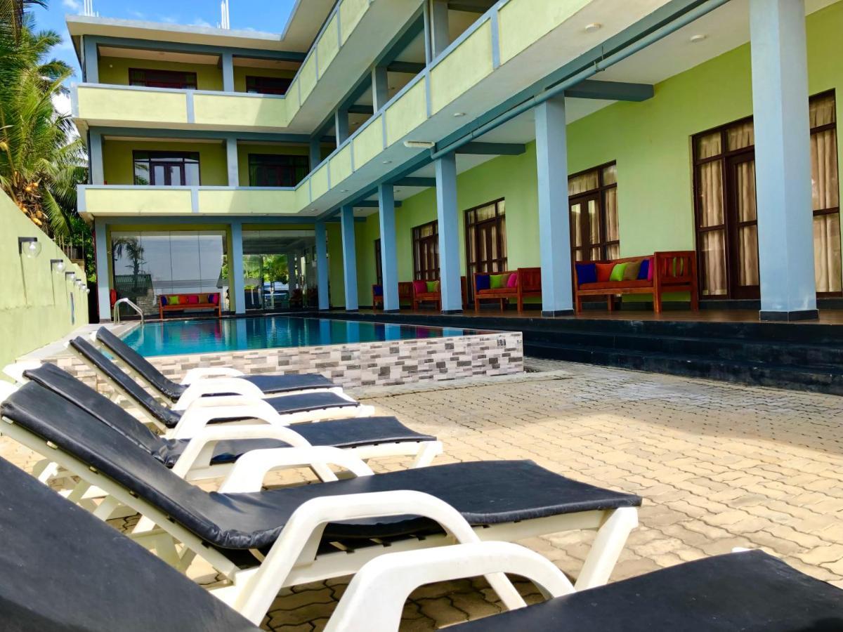 Serenade Beach Hotel Хиккадува Экстерьер фото