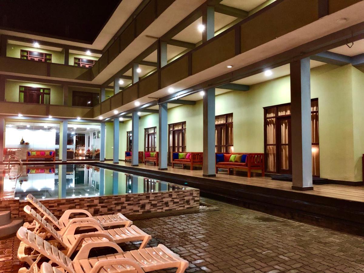 Serenade Beach Hotel Хиккадува Экстерьер фото