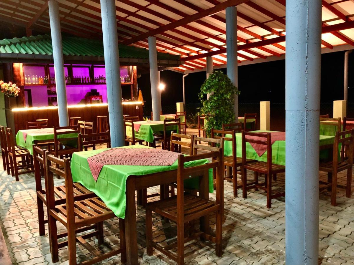 Serenade Beach Hotel Хиккадува Экстерьер фото