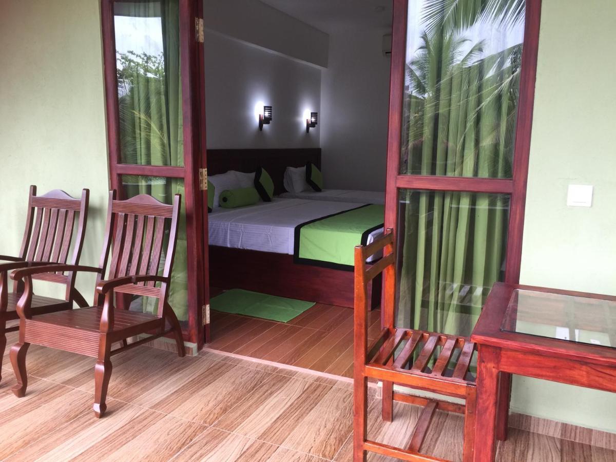 Serenade Beach Hotel Хиккадува Экстерьер фото