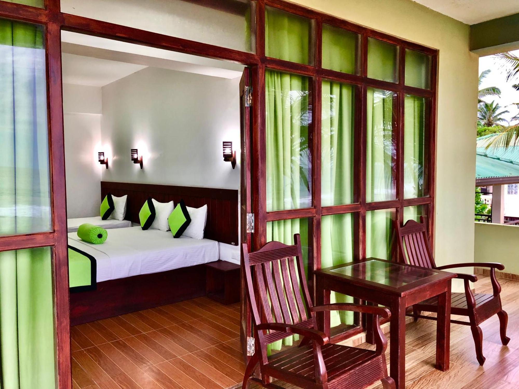 Serenade Beach Hotel Хиккадува Номер фото