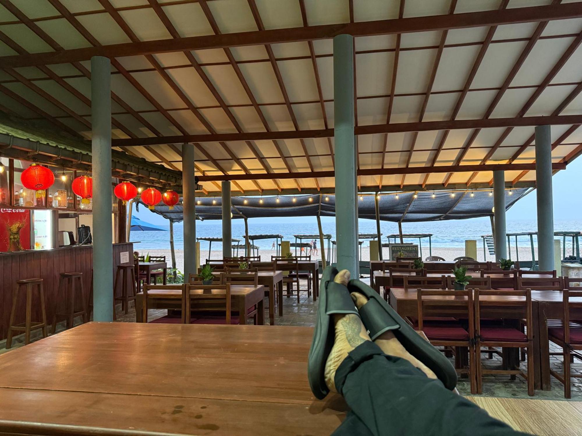 Serenade Beach Hotel Хиккадува Экстерьер фото