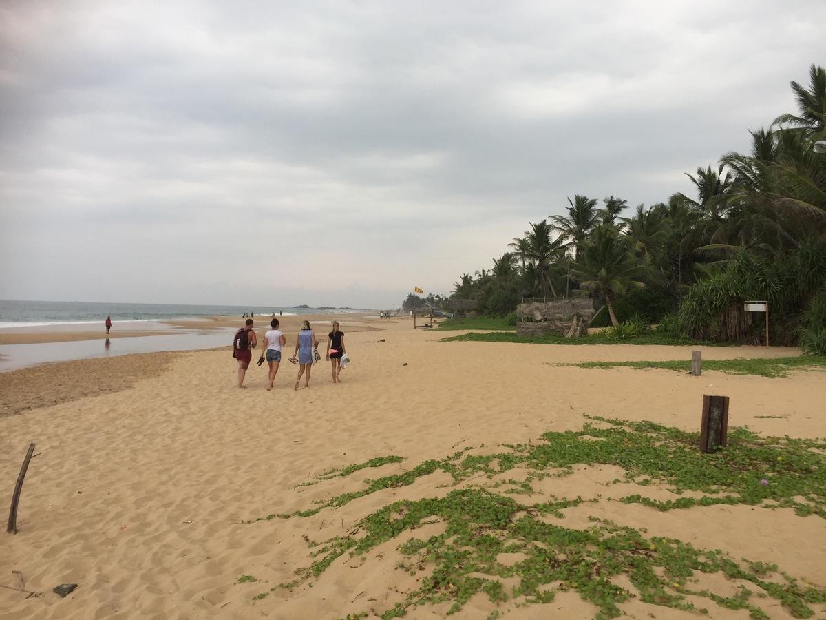 Serenade Beach Hotel Хиккадува Экстерьер фото