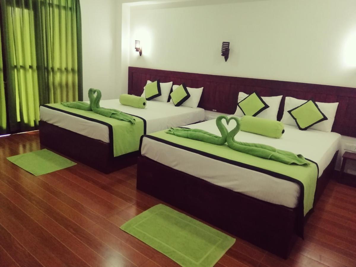 Serenade Beach Hotel Хиккадува Экстерьер фото