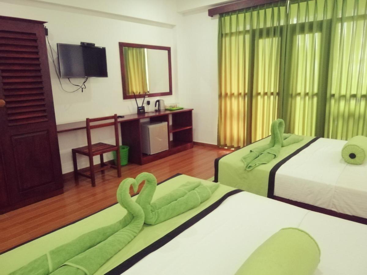 Serenade Beach Hotel Хиккадува Экстерьер фото