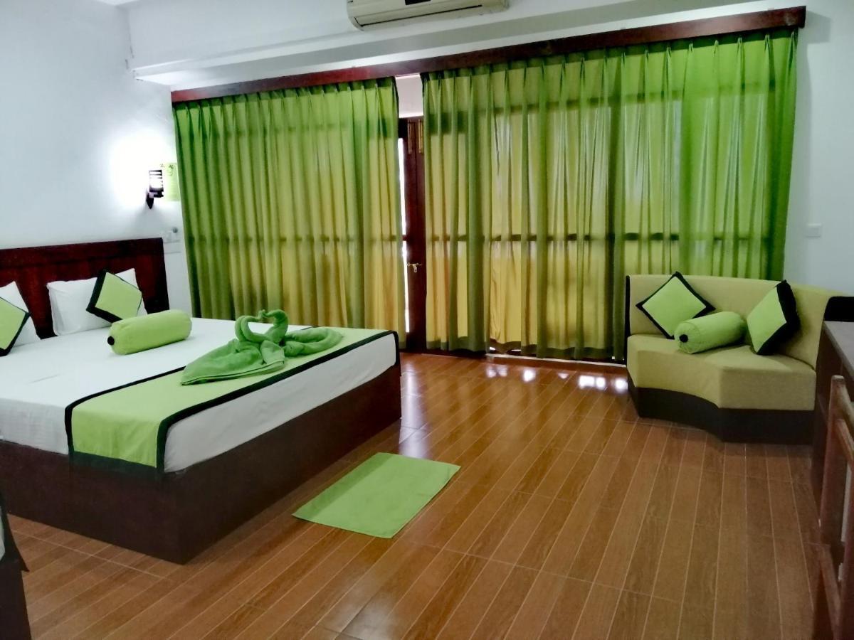 Serenade Beach Hotel Хиккадува Экстерьер фото